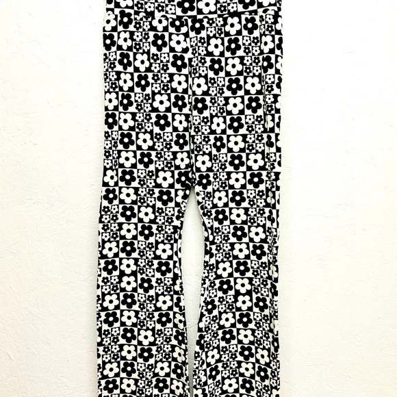 WILD Fable Black/ White Floral Check High Waistband Yoga Flare Pant-M - Picture 3 of 7